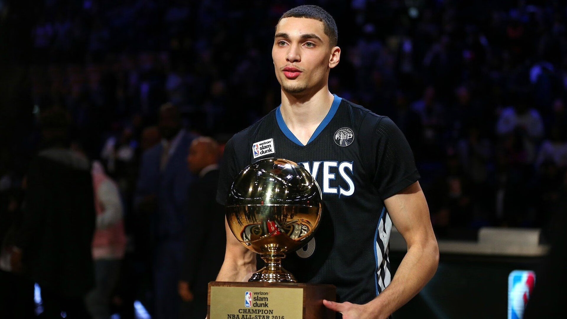 广东宏远连续夺胜，争夺冠军目标坚定！，广东宏远队总冠军领奖画面